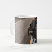 Mann spielt morgens Skateboard auf der Straße Kaffeetasse (Vorderseite Links)