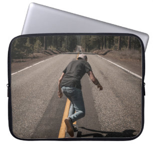 Mann spielt morgens Skateboard auf der Straße Laptopschutzhülle