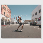 Mann spielt Skateboard Geschenkpapier (Flach)