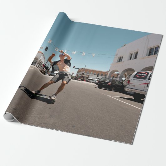 Mann spielt Skateboard Geschenkpapier (Ungerollt)