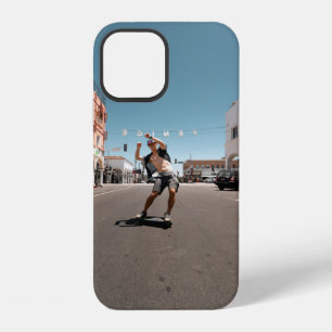 Mann spielt Skateboard iPhone 12 Hülle