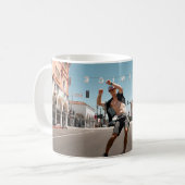 Mann spielt Skateboard Kaffeetasse (Vorderseite Links)