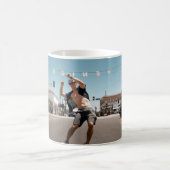 Mann spielt Skateboard Kaffeetasse (Mittel)