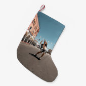 Mann spielt Skateboard Kleiner Weihnachtsstrumpf (Vorderansicht (hängend))