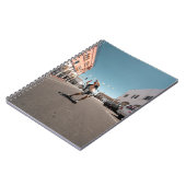 Mann spielt Skateboard Notizblock (Linke Seite)