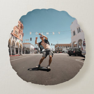 Mann spielt Skateboard Rundes Kissen