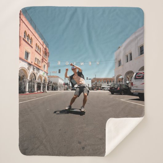 Mann spielt Skateboard Sherpadecke (Vorderseite)