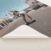 Mann spielt Skateboard Sherpadecke (3/4)