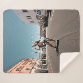 Mann spielt Skateboard Sherpadecke (Vorderseite (Horizontal))