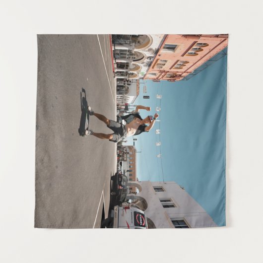 Mann spielt Skateboard Wandteppich (Vorderseite (Horizontal))