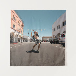 Mann spielt Skateboard Wandteppich