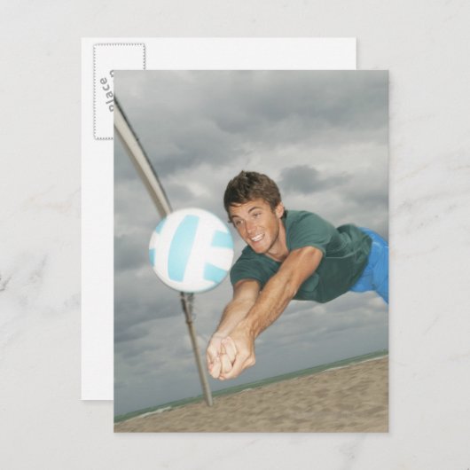 Mann spielt Volleyball am Strand Postkarte (Vorne/Hinten)