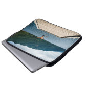 Mann springt in der Nähe des Meeres Laptopschutzhülle (Vorne Knopf)
