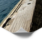 Mann springt in der Nähe des Meeres Poster (Ecke)