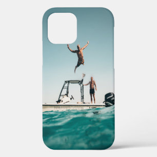 Mann springt ins Schwimmbecken iPhone 12 Hülle