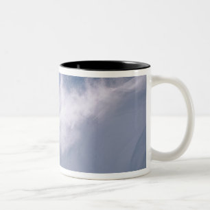 Mann springt von einer großen Cornice auf einem Sn Zweifarbige Tasse