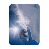 Mann springt von einer großen Ecke auf einem Snowb Magnet (Vertikal)