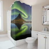 MANN STEHEND AM KÖRPER VON WASSER MIT AURORA  DUSCHVORHANG (Beispiel)