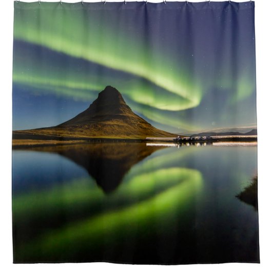MANN STEHEND AM KÖRPER VON WASSER MIT AURORA  DUSCHVORHANG (Vorderseite)