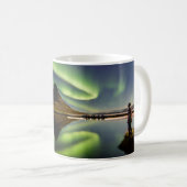 MANN STEHEND AM KÖRPER VON WASSER MIT AURORA  KAFFEETASSE (VorderseiteRechts)