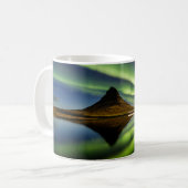 MANN STEHEND AM KÖRPER VON WASSER MIT AURORA  KAFFEETASSE (Vorderseite Links)