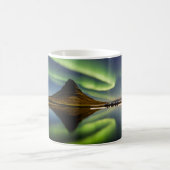 MANN STEHEND AM KÖRPER VON WASSER MIT AURORA  KAFFEETASSE (Mittel)