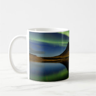 MANN STEHEND AM KÖRPER VON WASSER MIT AURORA  KAFFEETASSE