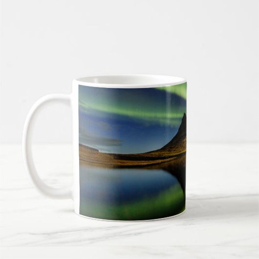 MANN STEHEND AM KÖRPER VON WASSER MIT AURORA  KAFFEETASSE (Links)