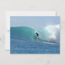 Mann surft Wellen-Postkarte