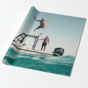 Mann taucht im Pool Geschenkpapier