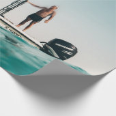 Mann taucht im Pool Geschenkpapier (Ecke)