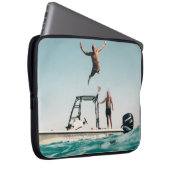 Mann taucht im Pool Laptopschutzhülle (Vorne Rechts)