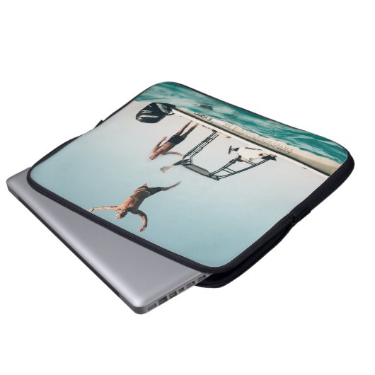 Mann taucht im Pool Laptopschutzhülle (Vorne Knopf)