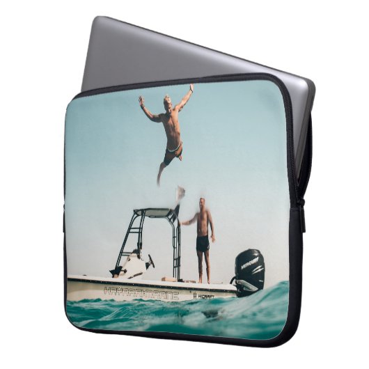 Mann taucht im Pool Laptopschutzhülle (Vorderseite Links)