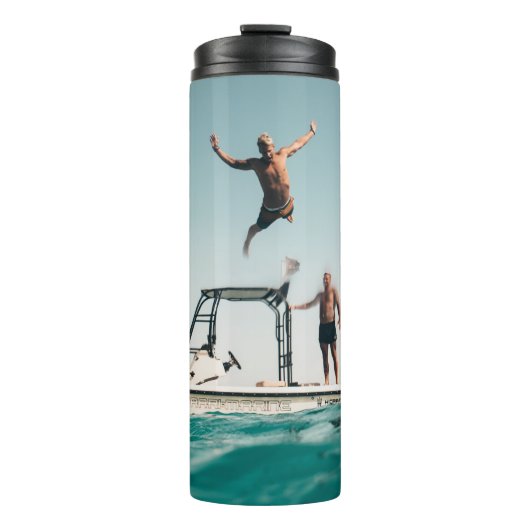 Mann taucht im Pool Thermosbecher (Vorderseite)