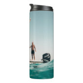 Mann taucht im Pool Thermosbecher (Nach rechts gedreht)