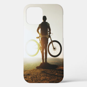 Mann trägt Fahrrad iPhone 12 Hülle