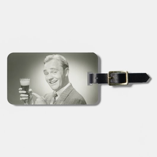 Mann trinkend gepäckanhänger (Vorderseite horizontal)
