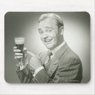 Mann trinkend mousepad