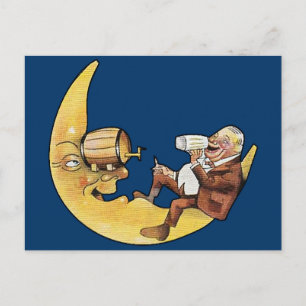 Mann trinkt Bier mit Mond Postkarte
