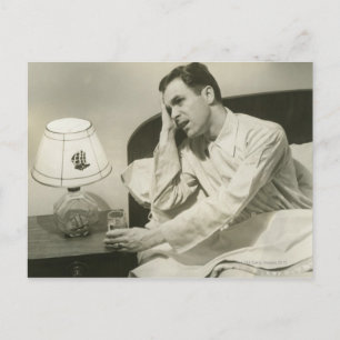 Mann trinkt Wasser Postkarte