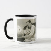 Mann trinkt Wasser Tasse (Links)