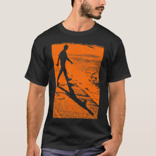 Mann überquert eine Straße - In Orange T-Shirt