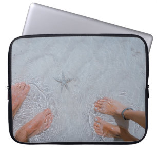 Mann und Frau am Meer nahe Seestern Laptopschutzhülle