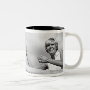 Mann und Frau beim Tennisspielen Zweifarbige Tasse