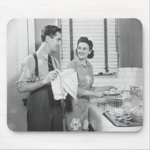 Mann und Frau, die Geschirr tun Mousepad