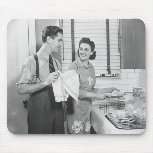 Mann und Frau, die Geschirr tun Mousepad (Vorne)