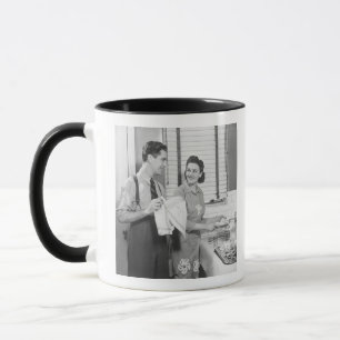 Mann und Frau, die Geschirr tun Tasse