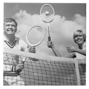 Mann und Frau, die Tennis spielen Fliese