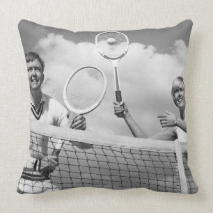 Mann und Frau, die Tennis spielen Kissen